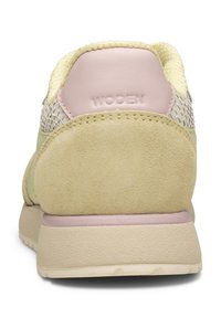 Mångfärgad sneaker med en strukturerad mesh-ovandel, mockahäl i pastellgult och grönt, samt rosa accenter; har en tjock gummisula.