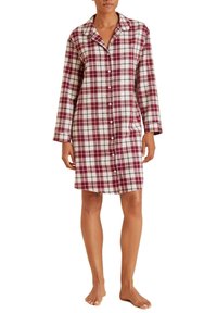 Pigiamino a quadri rosso, bianco e grigio. Maniche lunghe, chiusura con bottoni sul davanti, colletto classico e design fino al ginocchio con una vestibilità comoda.