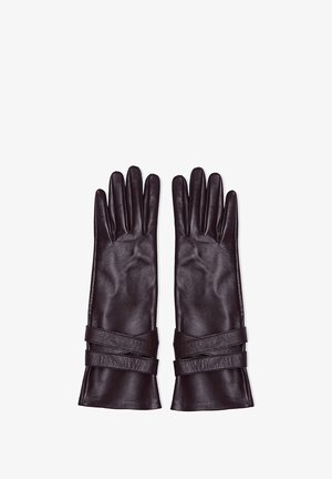 Czarne skórzane rękawiczki z wydłużonymi palcami, charakteryzujące się gładką teksturą i dekoracyjnymi krzyżowymi paskami na nadgarstkach.