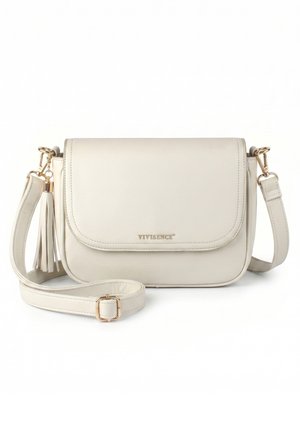 Bolso bandolera de cuero color crema con asa ajustable, herrajes dorados, detalle de borla y cierre con tapa con el logo de Vivisence.