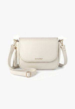 Bolso bandolera de cuero color crema con asa ajustable, herrajes dorados, detalle de borla y cierre con tapa con el logo de Vivisence.