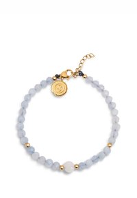 Pulsera de cuentas con cuentas translúcidas de color azul claro, acentos dorados, un charm circular y un cierre de langosta con una cadena ajustable.