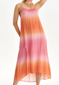 Mouwloze maxi-jurk met een ombre-gradiënt van roze naar oranje, gemaakt van lichtgewicht stof met een vloeiende silhouet.