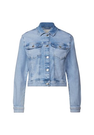 Světle modrá džínová bunda s kratším střihem, vybavená dvěma kapsami na hrudi, stříbrnými knoflíky a špičatým límcem. Hladká textura.