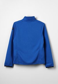 Modrá fleece bunda s vysokým límcem, ribovanou texturou a dlouhými rukávy. Na levém rukávu je logo a má přizpůsobený střih.