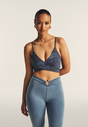 CROPPED FANTASIA CAMO CON INCROCI FRONTALI - Sports-BH'er med let støtte - mimetic allover blue