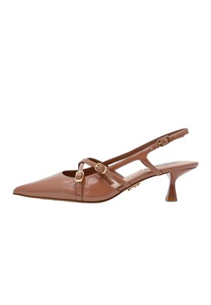 Décolleté con tacco basso a cinturino slingback in pelle verniciata marrone, punta appuntita e due cinturini con fibbie dorate che attraversano il piede.