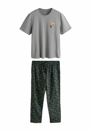 Grijs T-shirt met korte mouwen en een kleurrijke toekan erop, gecombineerd met donkergroene pyjamabroek met verspreide tekstprint.