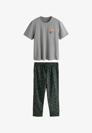 Tricou gri cu mâneci scurte, cu o grafică colorată cu tucan, asortat cu pantaloni de pijama verde închis cu imprimeu de text dispersat.