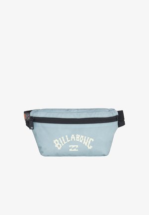 Lichtblauwe heuptas van duurzame stof, met een zwarte rits, verstelbare band en een wit "Billabong" logo gedrukt op de voorkant.