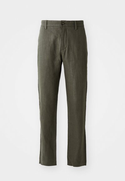 Pantalons en lin vert olive avec une coupe droite, dotés d'une fermeture à bouton à l'avant et de poches latérales. Le tissu a une apparence texturée.