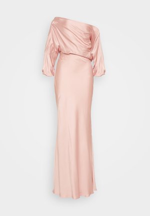 Satin, schulterfreies langes Kleid in sanftem Rosa. Drapiertes Oberteil mit lockeren Ärmeln und einem figurbetonten Rock. Glatte Textur, bodenlanges Design.