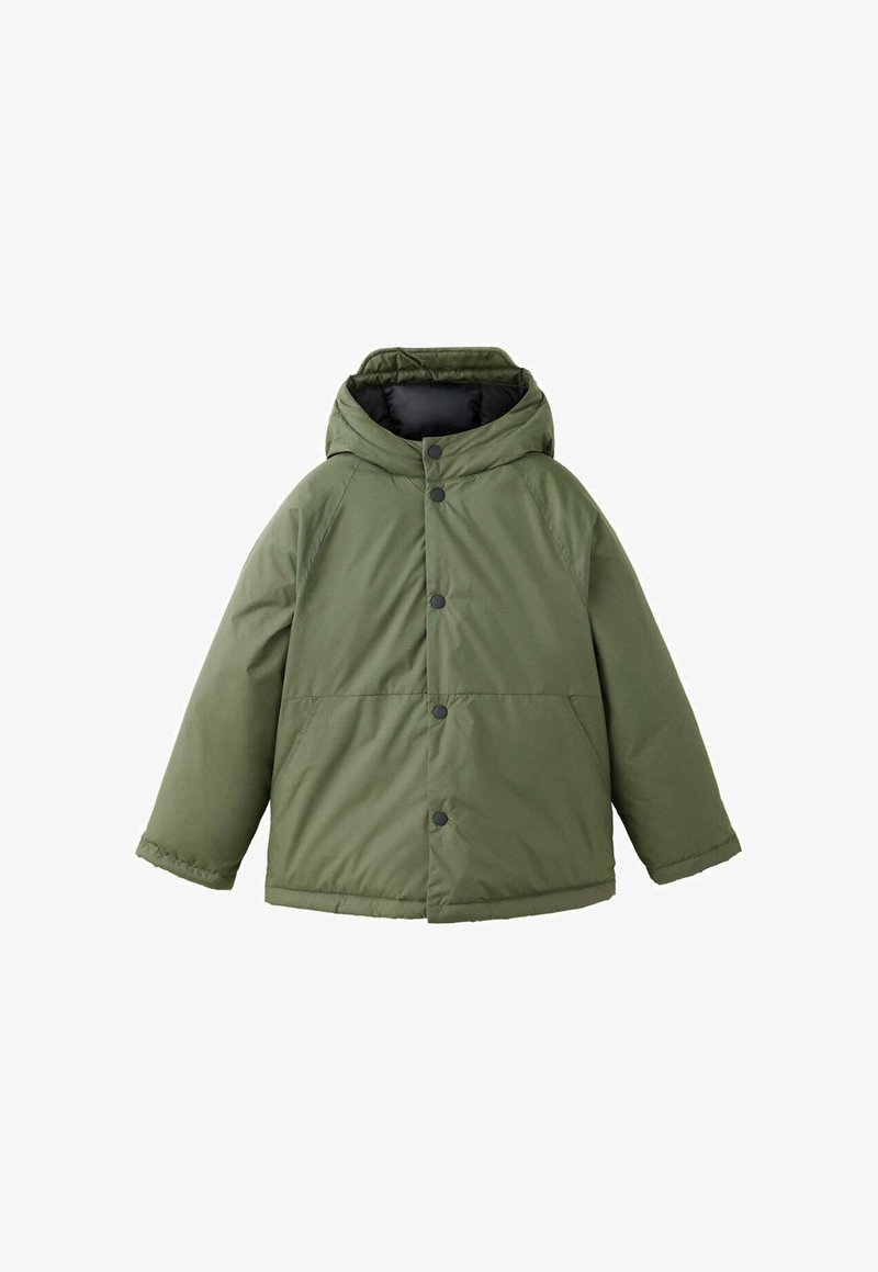 Veste d'hiver à capuche vert olive avec doublure noire et fermeture devant par boutons-pression, présentée sur fond blanc.