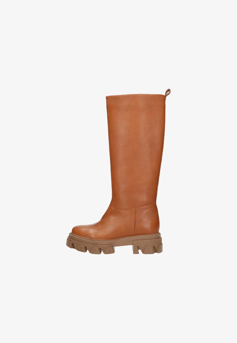 Botte haute en cuir marron avec semelle épaisse à rainures et languette à l'arrière, vue de profil sur fond blanc.