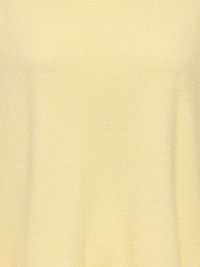 Pull jaune doux et texturé avec un col rond et des manches courtes. Le tissu semble léger et légèrement duveteux.
