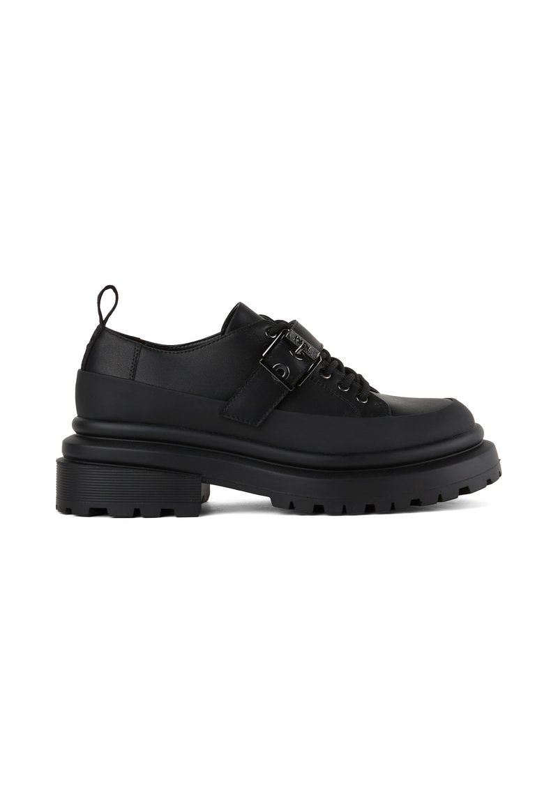 Chaussures en cuir noir à lacets avec une semelle épaisse, dotées d'une accentuation par boucle et d'un talon renforcé, conçues pour la durabilité et la traction.