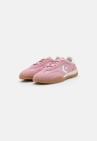 Rosa semskesneakers med en hvit stjerne-logo, med matchende snøring og gummisåle. Rund tå og teksturerte sidepaneler.
