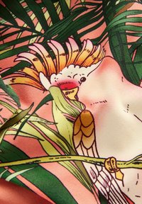 Tissu en soie présentant un fond rose vif avec des feuilles vertes et une illustration détaillée d'un cacatoès avec une crête jaune et orange.