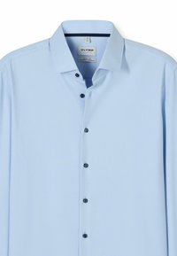 Himmelblaues Button-Down-Hemd aus strukturiertem Stoff, mit klassischem Kragen, sechs dunklen Knöpfen und einem Etikett, das Gr öße und Klimakontrolle angibt.