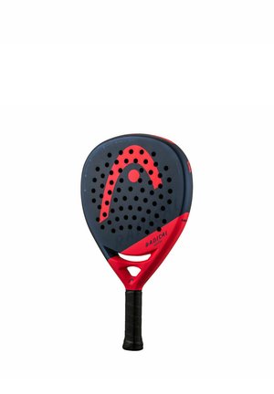 Racchetta da paddle rossa e blu con superficie perforata, impugnatura testurizzata e un design curvo distintivo con un logo prominente.