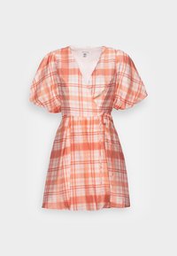 Vestido curto em padrão xadrez nas tonalidades de coral e branco, com mangas bufantes, design envolvente e um laço na cintura para um ajuste personalizável.