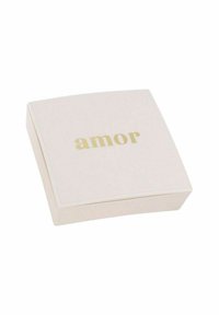 Kvadratisk, blekrosa låda med en slät yta. Ordet "amor" är prägling i guld på locket. Lådan har en subtil glans och rundade kanter.