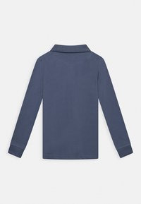 Camisa polo de manga larga en algodón azul marino, con cuello y puños clásicos. Textura suave sin patrones ni detalles visibles.