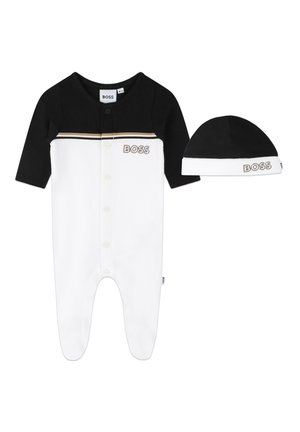 Ensemble de grenouillère pour bébé en noir et blanc, avec des manches longues. Comprend un devant à boutons, une rayure horizontale dorée et un bonnet assorti avec logo.