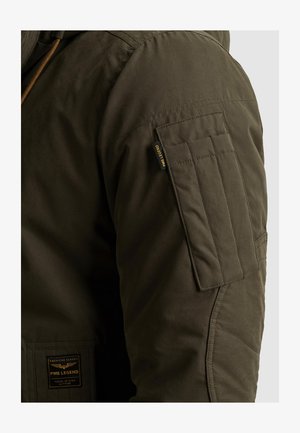 Giacca verde oliva con tessuto testurizzato, molteplici tasche e una toppa con la scritta "PME Legend". Il design include cuciture rinforzate sulle spalle.