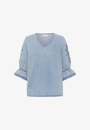 Svetlomodrá džínsová blúzka s výstrihom do V, 3/4 naberanými rukávmi s vyšívanými kvetinovými vzormi a volánikovými manžetami.
