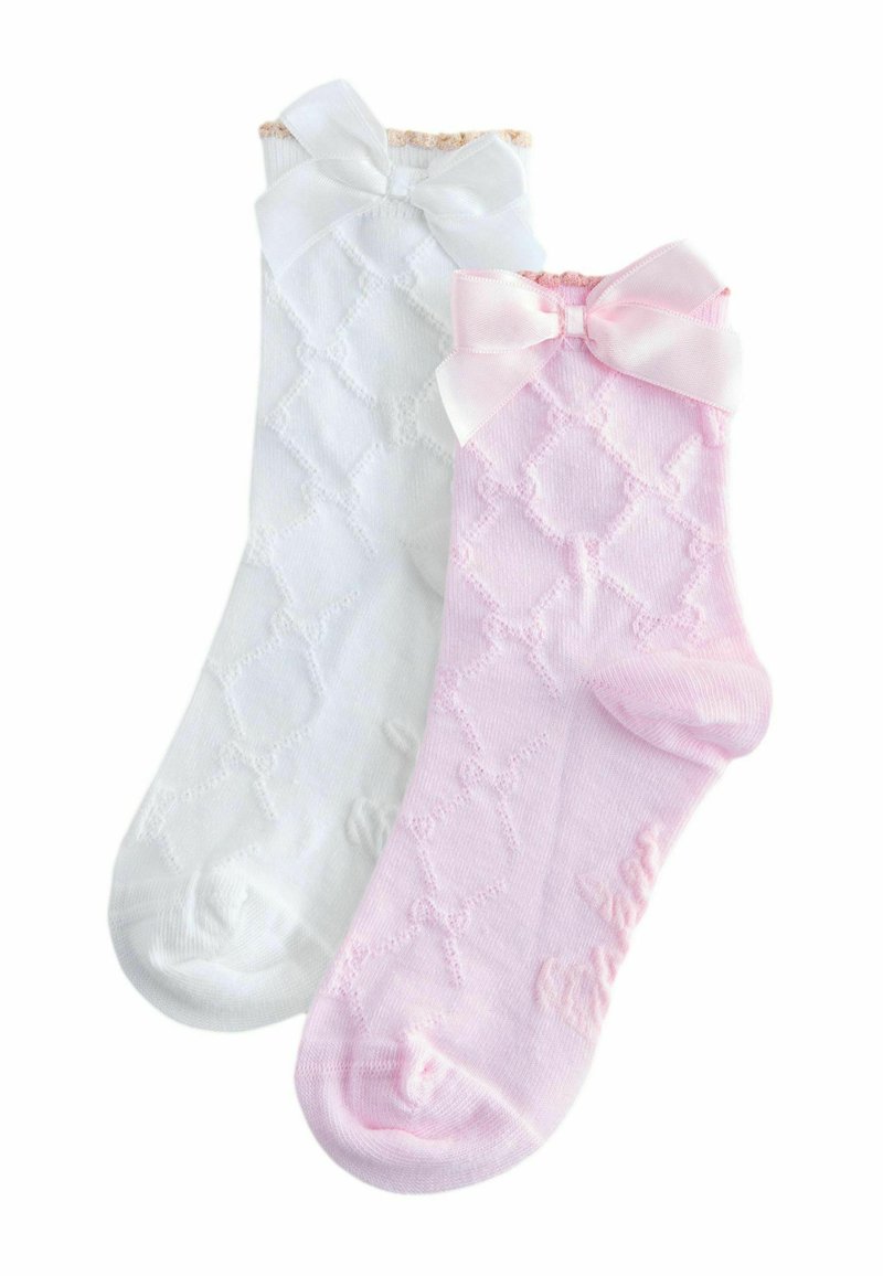 Balta un rozā ankl sāku pāris. Baltajā zeķē ir loks un tekstūrēts dimanta raksts; rozā zeķei ir atbilstošs loks un līdzīgs dizains.