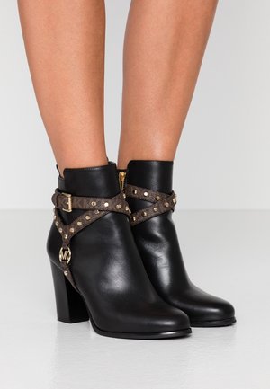 Bottines à talons hauts - black