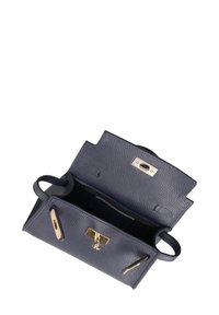 Borsa a mano in pelle blu navy con finitura texturizzata, dotata di hardware dorato, doppi manici e apertura superiore che rivela un interno nero con tasche.