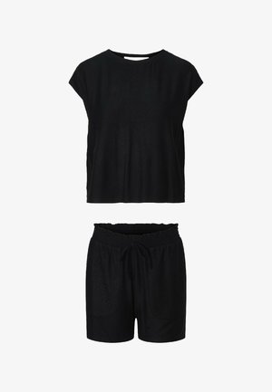 Schwarzes ärmelloses Oberteil mit rundem Ausschnitt, kombiniert mit schwarzen Shorts mit elastischem Bund, Kordelzug und Fronttaschen.