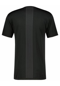 T-shirt preta de manga curta com detalhe de risca vertical texturizada e padrão subtil nos ombros. Feita de um tecido leve.