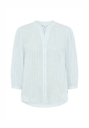 Lichtblauwe blouse met lange mouwen, verticale witte strepen, ronde hals, knoopsluiting aan de voorkant en licht geplooide mouwen.