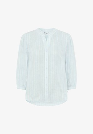 Lichtblauwe blouse met lange mouwen, verticale witte strepen, ronde hals, knoopsluiting aan de voorkant en licht geplooide mouwen.
