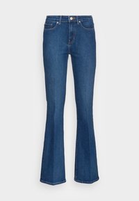 Sininen leveälahkeinen farkut, jotka on valmistettu deniitistä. Ominaisuuksiin kuuluu istuva vyötärö, viisi taskua ja nappikiinnitys. Kankaan pinta on sileä eikä siinä ole kuvioita.