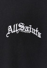 Sort bomulds-t-shirt med hvid broderet tekst "AllSaints" og "LONDON" i en simpel skrifttype nedenunder. Blød tekstur, afslappet design.