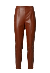 Pantaloni attillati in finta pelle marrone con una texture liscia, dotati di cuciture frontali e una vita, che si restringono alla caviglia senza chiusure visibili.