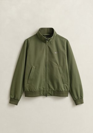 Olivgrüne Reißverschlussjacke mit Stehkragen, zwei Vorderentaschen, elastischen Bündchen und kleinem gesticktem Logo auf der linken Brust.