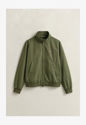 Olivgrüne Reißverschlussjacke mit Stehkragen, zwei Vorderentaschen, elastischen Bündchen und kleinem gesticktem Logo auf der linken Brust.