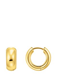 Ein Paar glänzende goldene Creolen, eine von vorne und die andere von der Seite betrachtet, vor einem weißen Hintergrund.