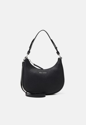 Sac à épaule en cuir texturé noir avec une forme incurvée, des sangles courtes et longues, et un petit logo de marque argenté sur le devant.