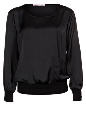 Blusa negra de manga larga con escote redondo, dobladillo y puños elásticos, y un pequeño bolsillo en la parte inferior derecha del frente.