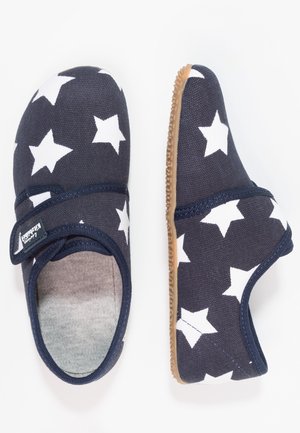 Mørkeblå børnesko med hvide stjerner, velcrolukninger og lysebrune teksturerede såler.