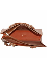 Sac à main en cuir marron avec un extérieur texturé, un intérieur spacieux, deux compartiments, une fermeture éclair et des accents en métal.