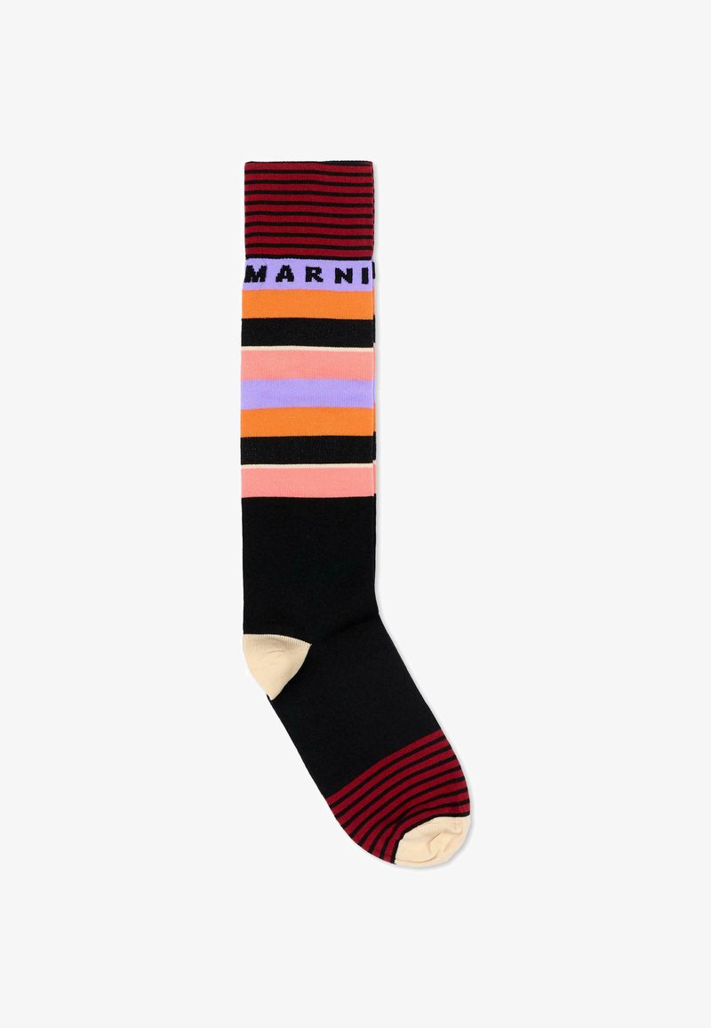 Chaussette montante avec base noire, bout et talon crème, rayures rouges et noires sur le bord et le bout, rayures multicolores, et bande texte "MARNI".