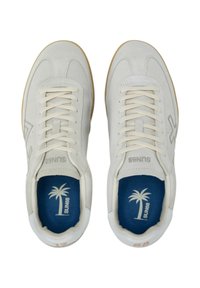 Sneaker in suede bianco con punta arrotondata, suola in gomma naturale e lacci color crema. L'interno presenta una soletta blu con design di palme e logo del marchio.