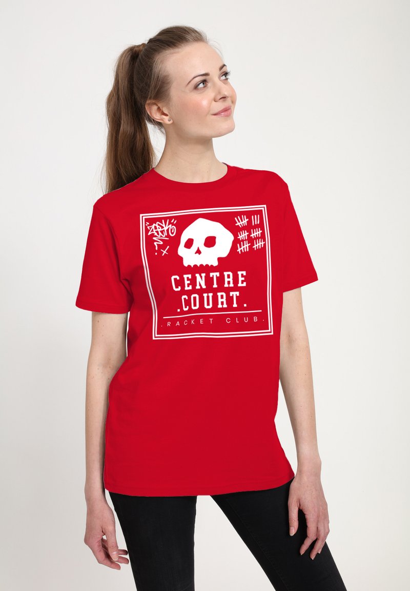 Rød bomulds t-shirt med en hvid grafik af et kranium og teksten "CENTRE COURT RACKET CLUB" i et indelukket rektangulært design.